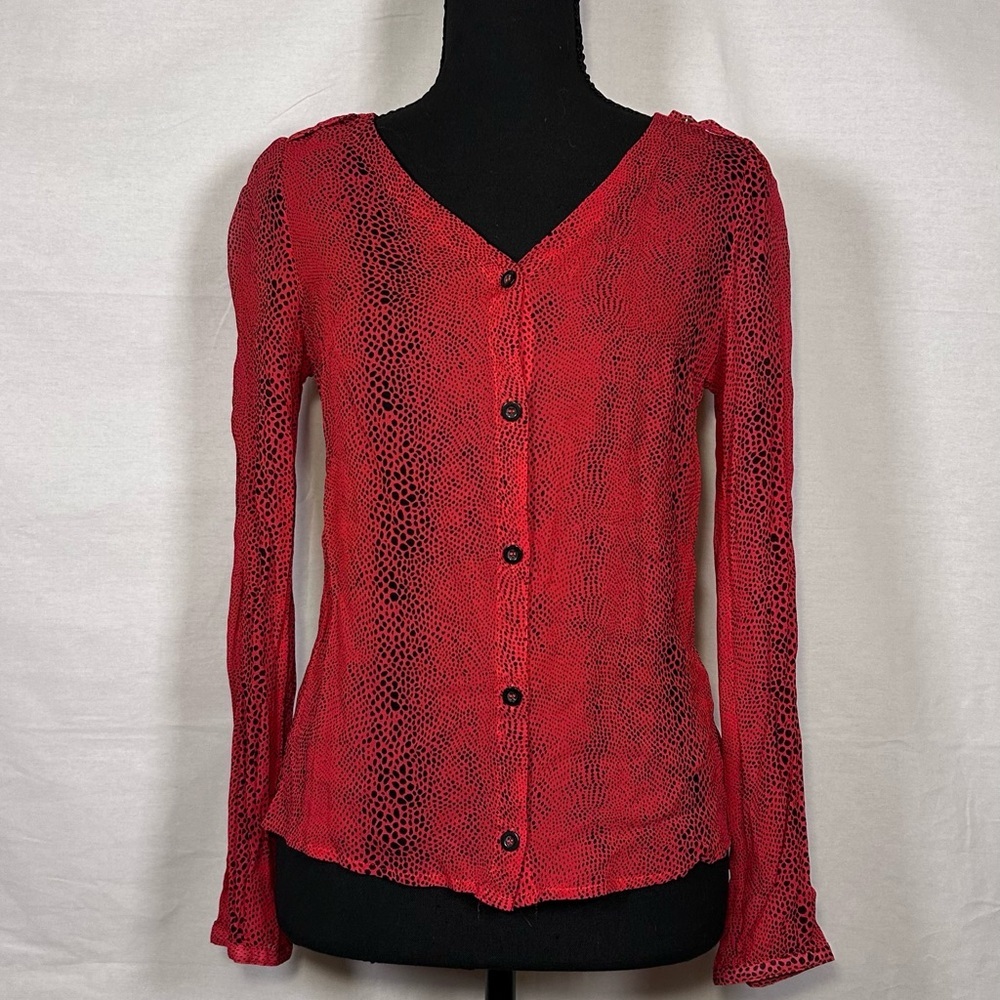 Red Textured Button-Front V-Neck Blouse - Picture 3 of 6